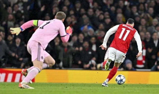 诺伊尔狼狈失误,马丁内利激情滑跪,塔子哥振臂,全场沸腾堪比夺冠