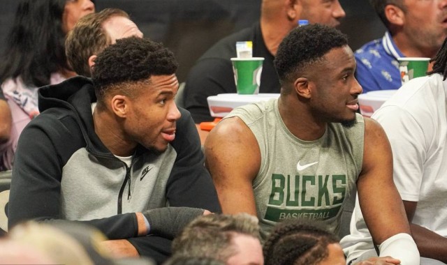 字母哥哥时隔461天重返赛场 12分钟砍下6分