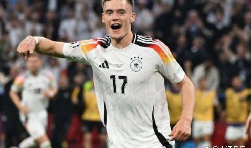 8次关键传球打脸曼联名宿！21岁德国天才用数据告诉斯科尔斯：利物浦的DNA里可以加入传控