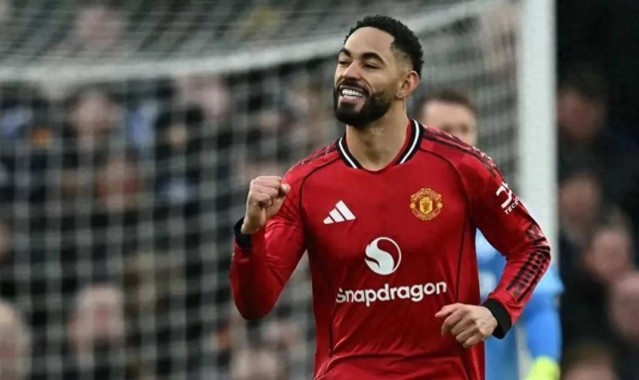 随着曼联3-2绝杀，维拉0-1小蜜蜂，热刺2-2曼城，英超积分榜出炉