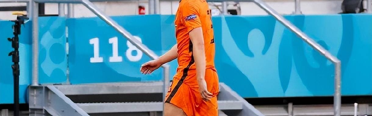 世界杯梦碎、赛季报销？曼联两任教练，都没能治好德里赫特的背伤