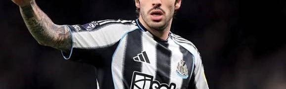 欧洲豪门疯抢！托纳利手握离队特权，曼联领跑但天价转会费成最大难题