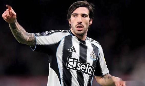 欧洲豪门疯抢！托纳利手握离队特权，曼联领跑但天价转会费成最大难题